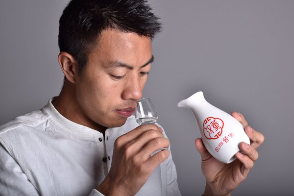 汉董酒厂的成功离不开其创始人周朝先生的辛勤付出和独特眼光