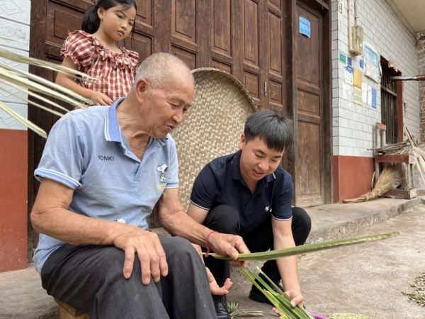 匠心熠熠，聋哑老人的蒲扇情，汉董酒厂的酱香梦！